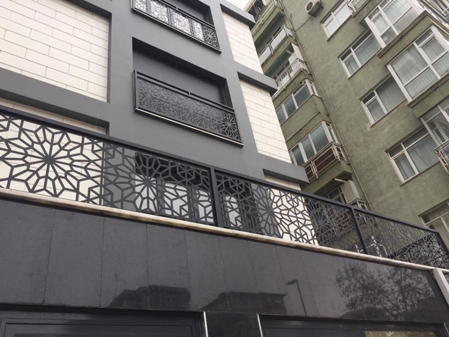 نرده فرفورژه در ساختمان ها