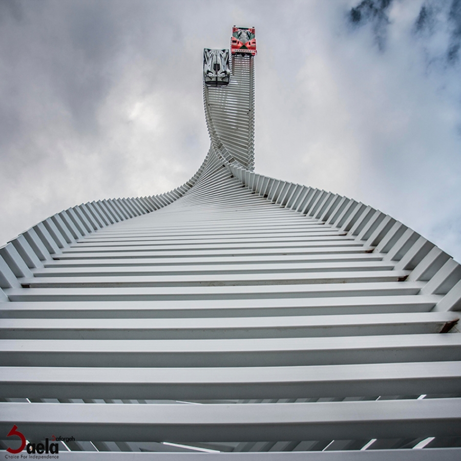 خودرو مسابقه مزدا بر فراز عمارت goodwood